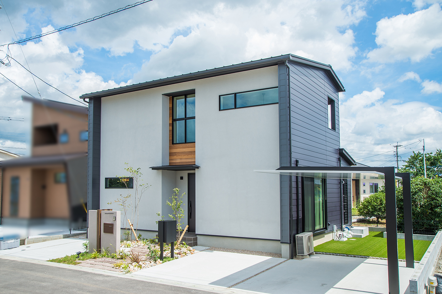 シンプルで頑丈な真四角の層二階建て。一部に木を使ったり窓の形や配置で個性的な外観が完成しました