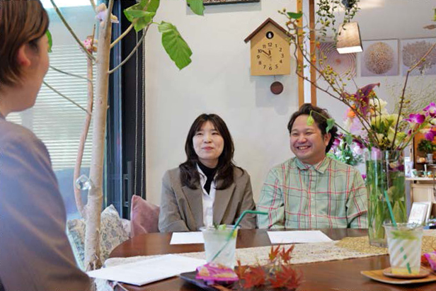 自然素材を使った居心地の良い空間、家族のぬくもりが感じられる家。ページの画像03