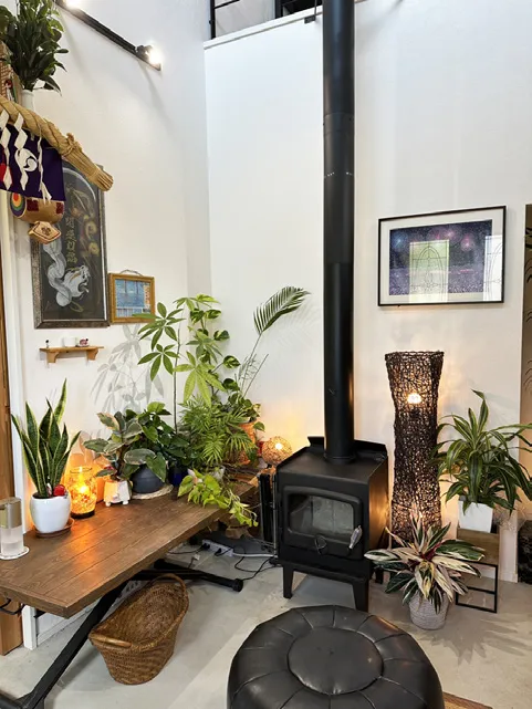 自然素材を使った居心地の良い空間、家族のぬくもりが感じられる家。ページの画像05