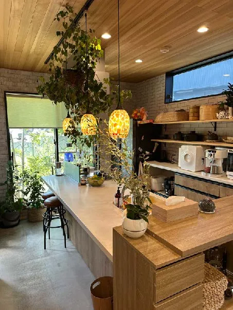 自然素材を使った居心地の良い空間、家族のぬくもりが感じられる家。ページの画像09