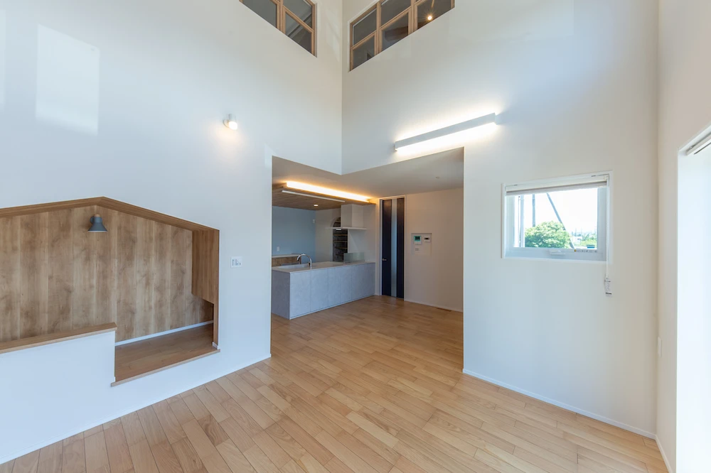 家族の笑顔が見える室内窓とヌックがある家二階建施工事例｜福岡筑紫野市の悠建築工房ページの画像02