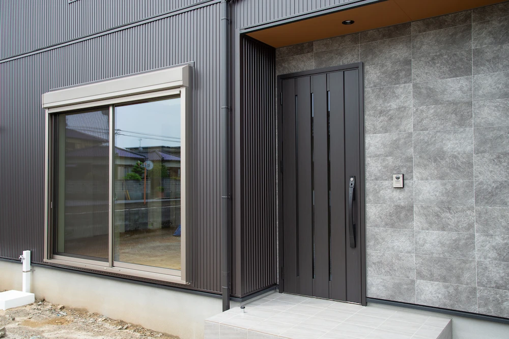 クールなガルバ外壁が映えるバーカウンターのある家二階建施工事例｜福岡筑紫野市の悠建築工房ページの画像02