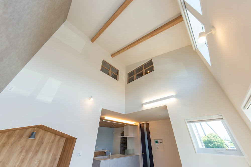 家族の笑顔が見える室内窓とヌックがある家二階建施工事例｜福岡筑紫野市の悠建築工房ページの画像03