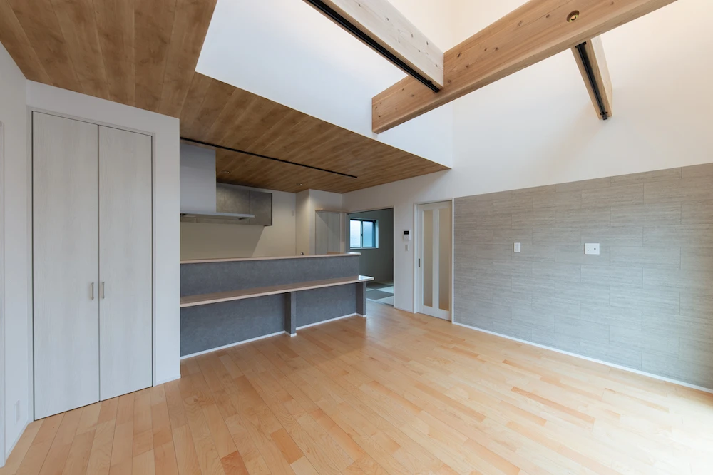 クールなガルバ外壁が映えるバーカウンターのある家二階建施工事例｜福岡筑紫野市の悠建築工房ページの画像03