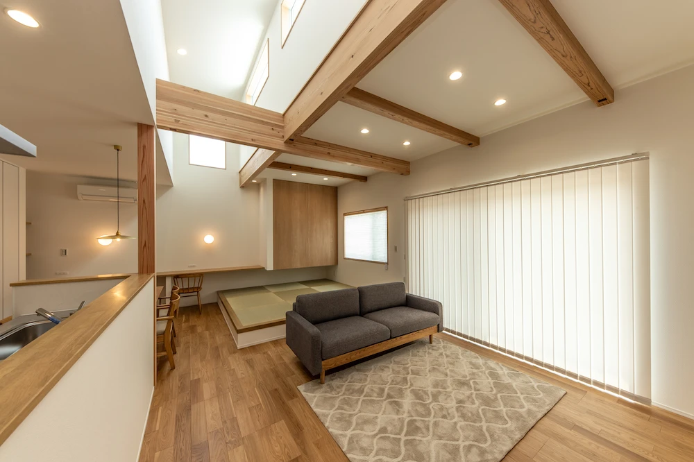 長尺カウンターと梁のある平屋平屋施工事例｜福岡筑紫野市の悠建築工房ページの画像04