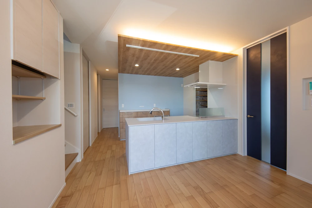 家族の笑顔が見える室内窓とヌックがある家二階建施工事例｜福岡筑紫野市の悠建築工房ページの画像05