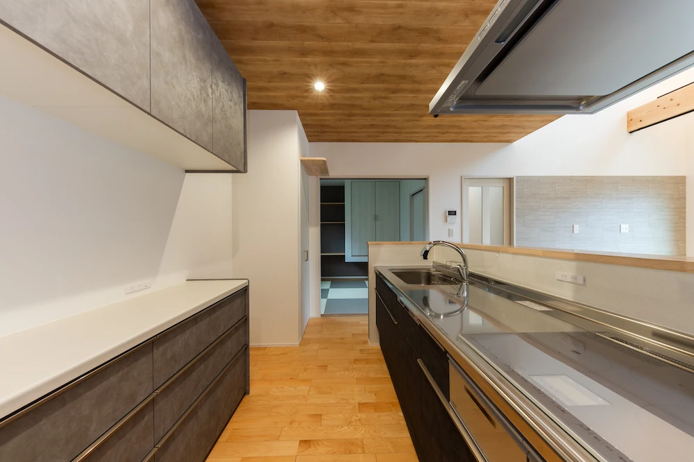 クールなガルバ外壁が映えるバーカウンターのある家二階建施工事例｜福岡筑紫野市の悠建築工房ページの画像04