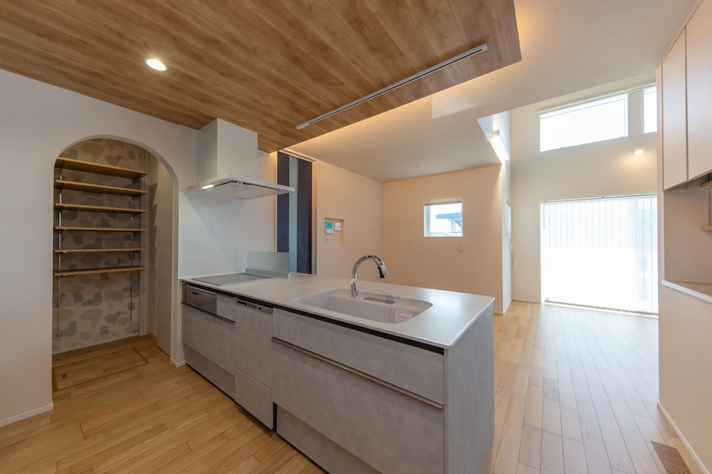 家族の笑顔が見える室内窓とヌックがある家二階建施工事例｜福岡筑紫野市の悠建築工房ページの画像06