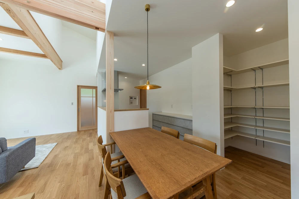 長尺カウンターと梁のある平屋平屋施工事例｜福岡筑紫野市の悠建築工房ページの画像07