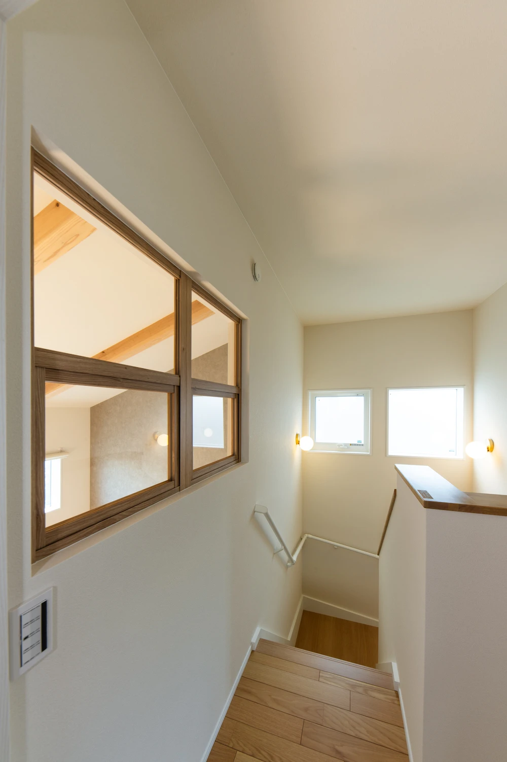 家族の笑顔が見える室内窓とヌックがある家二階建施工事例｜福岡筑紫野市の悠建築工房ページの画像08
