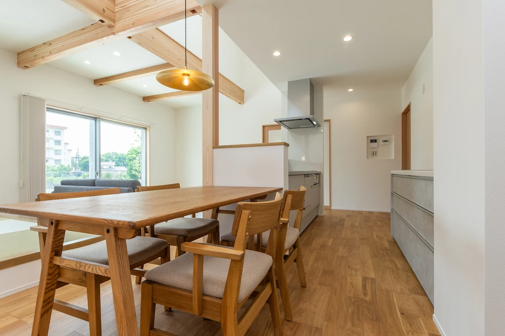 長尺カウンターと梁のある平屋平屋施工事例｜福岡筑紫野市の悠建築工房ページの画像08