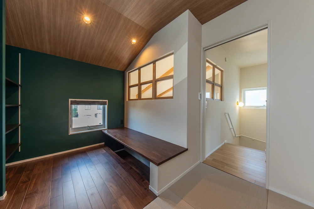 家族の笑顔が見える室内窓とヌックがある家二階建施工事例｜福岡筑紫野市の悠建築工房ページの画像09