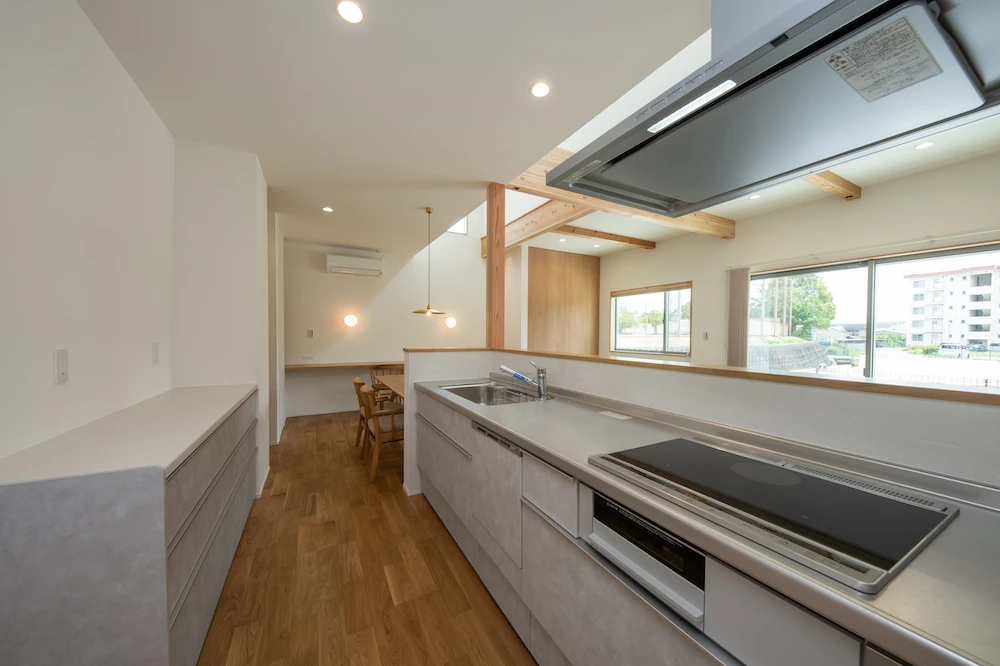 長尺カウンターと梁のある平屋平屋施工事例｜福岡筑紫野市の悠建築工房ページの画像09