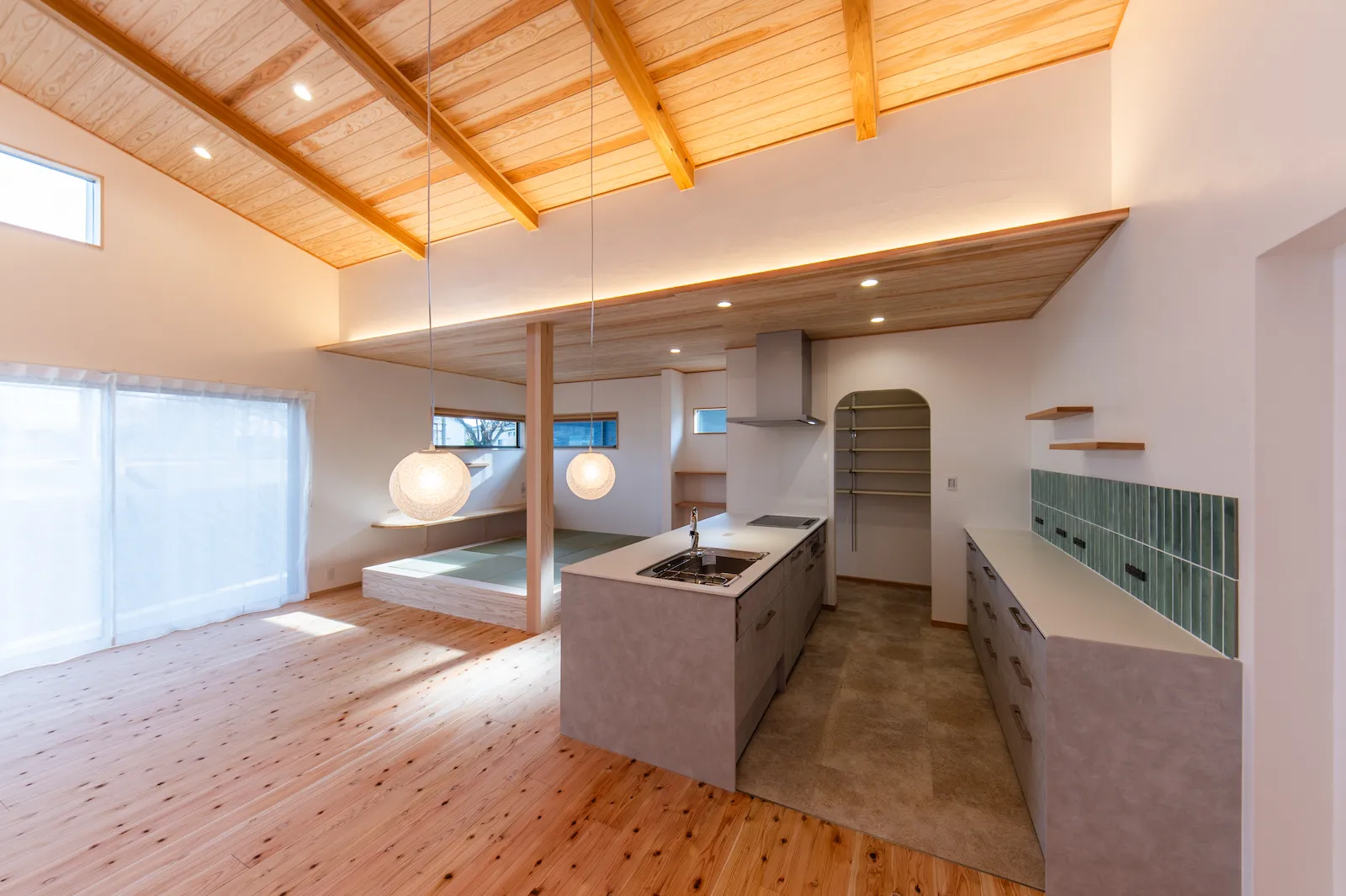 経年美化を愉しむ小国杉と漆喰の平屋平屋施工事例｜福岡筑紫野市の悠建築工房ページの画像02