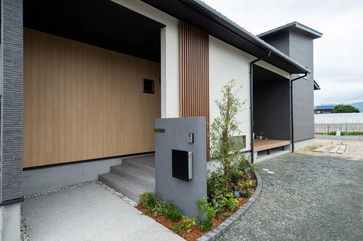 和モダンに、小国杉のぬくもりを。平屋施工事例｜福岡筑紫野市の悠建築工房ページの画像01