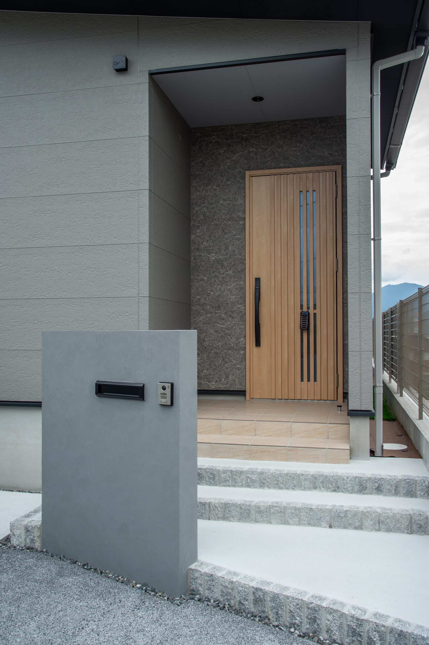 GRAYHOUSE二階建施工事例｜福岡筑紫野市の悠建築工房ページの画像02