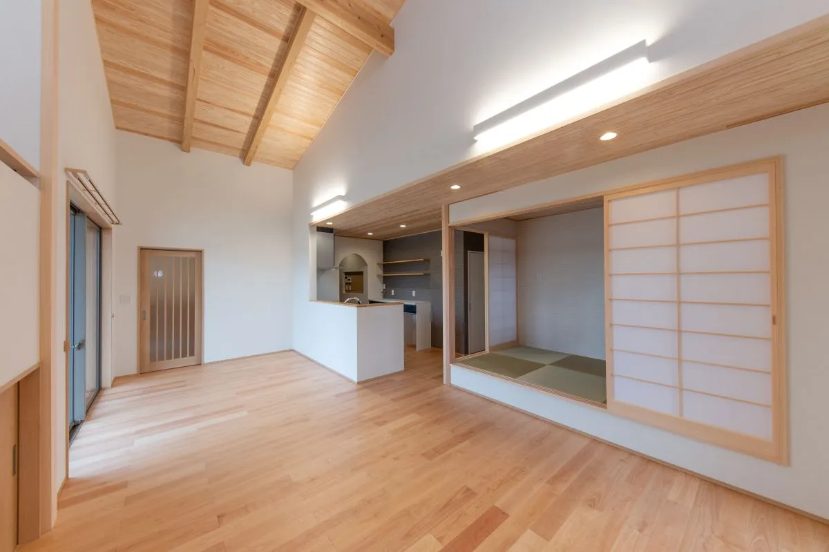 和モダンに、小国杉のぬくもりを。平屋施工事例｜福岡筑紫野市の悠建築工房ページの画像02