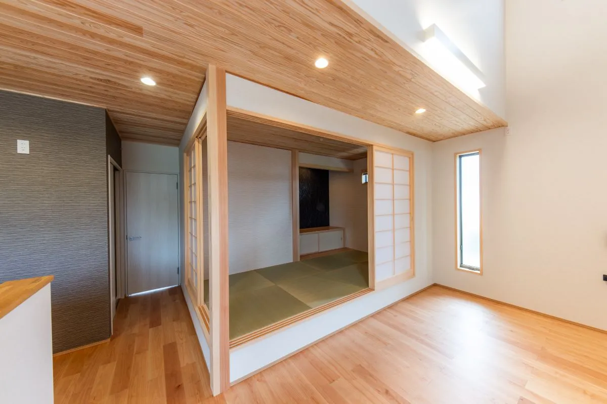 和モダンに、小国杉のぬくもりを。平屋施工事例｜福岡筑紫野市の悠建築工房ページの画像04